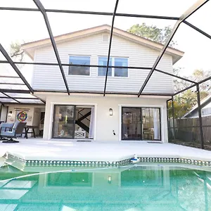 Luxury Pool- Ideal Paradise To Play & Work Holiday home